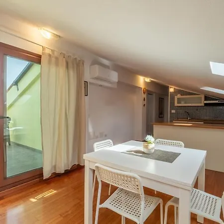 Private Terrace- Modern 5 Minutes From The Sea דירה