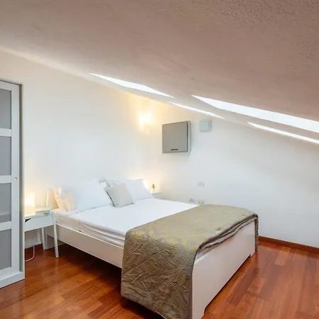 Private Terrace- Modern 5 Minutes From The Sea דירה
