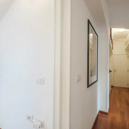 Private Terrace- Modern 5 Minutes From The Sea דירה